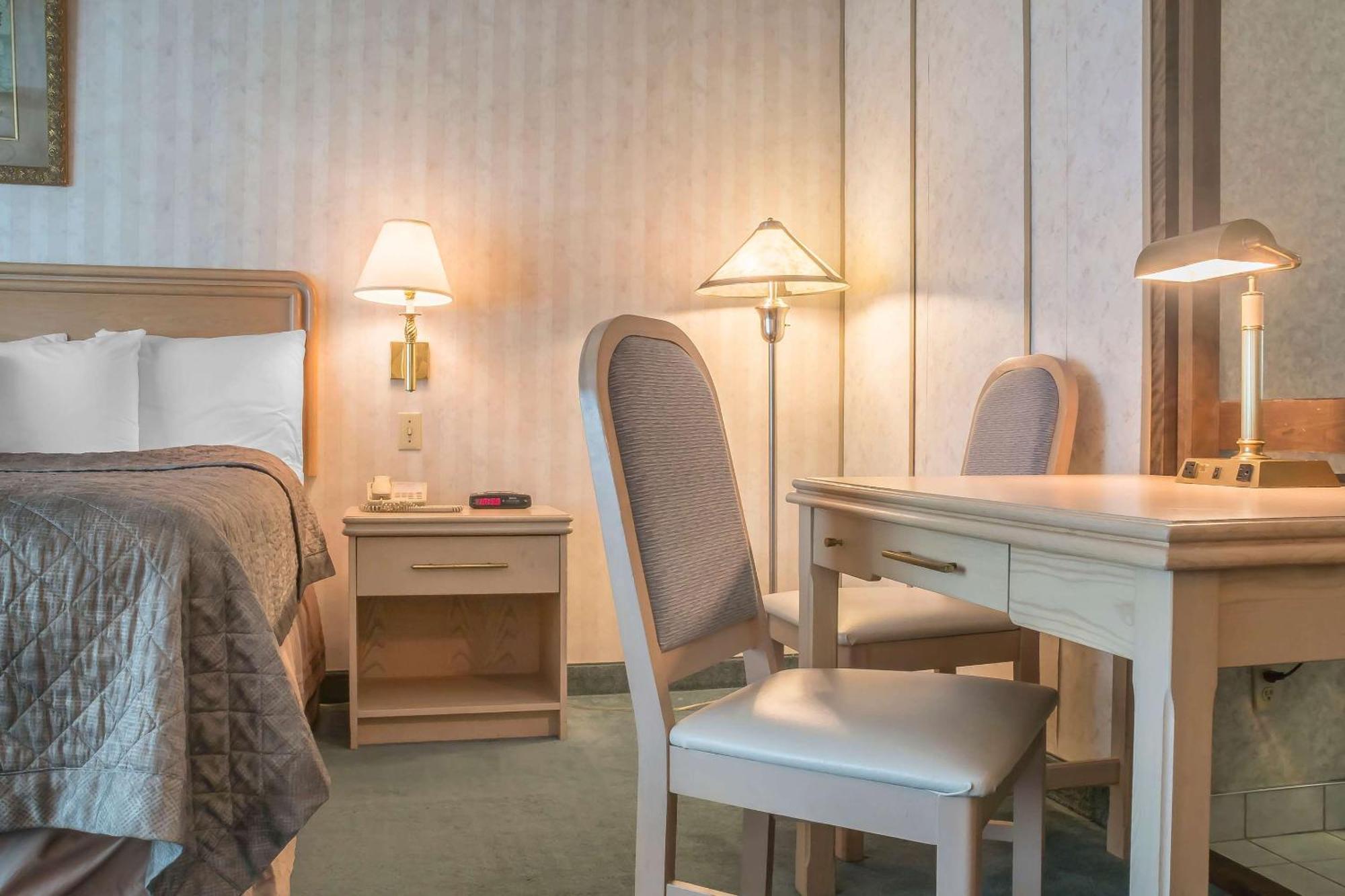 Rodeway Inn Fallsview Ниагарски водопад Екстериор снимка