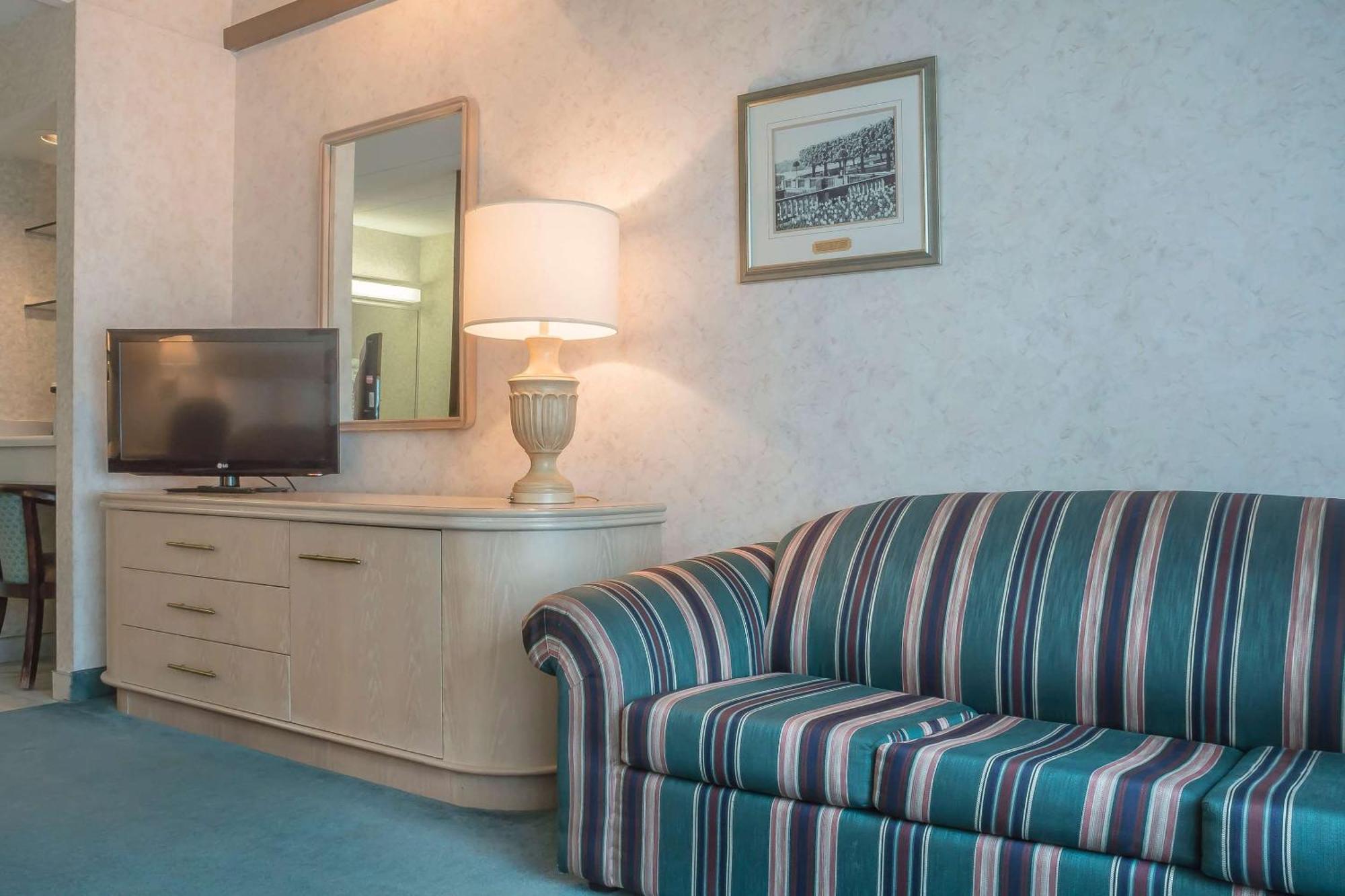 Rodeway Inn Fallsview Ниагарски водопад Екстериор снимка